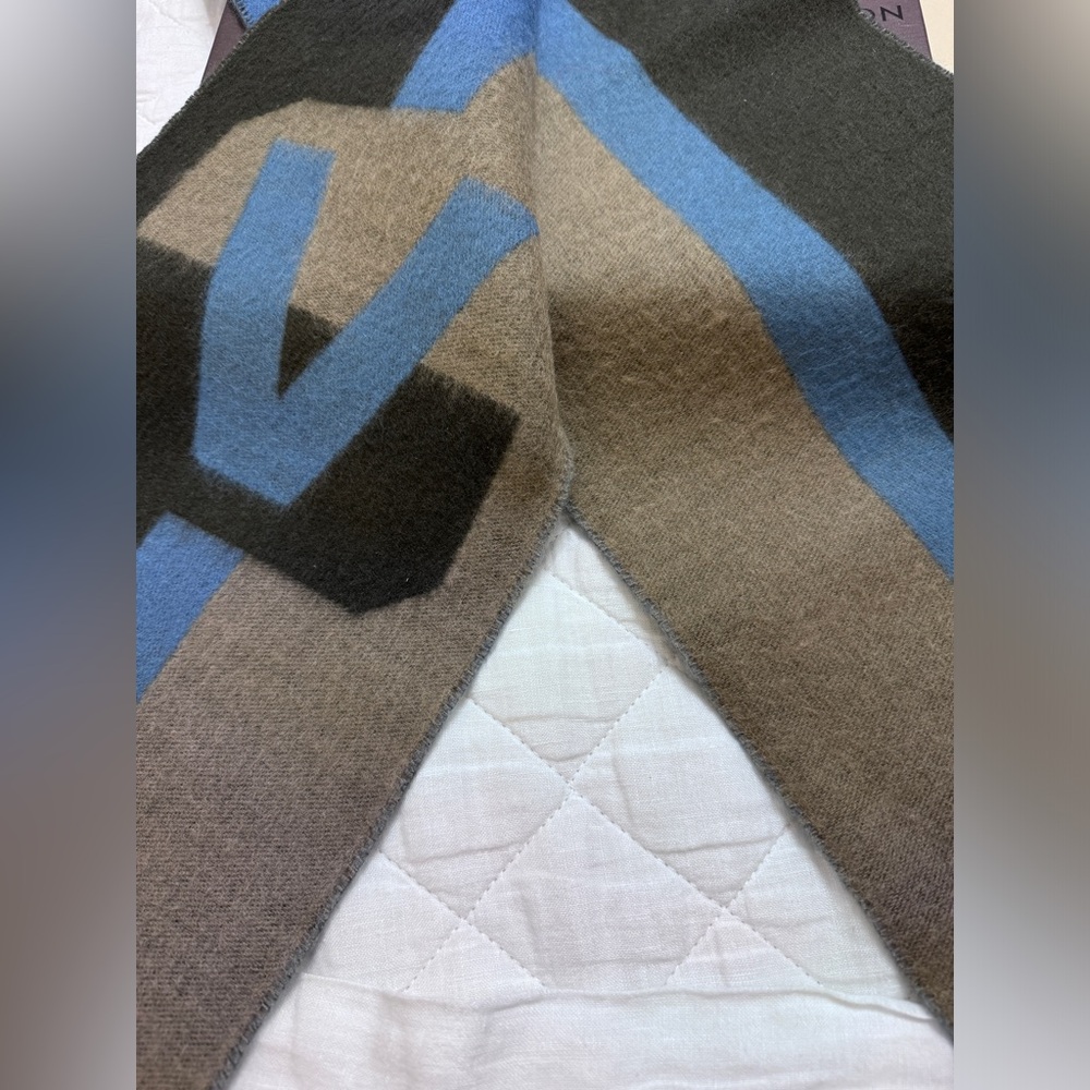 Louis Vuitton Wool / Cashmere Scarf - Men’s Collection - Picture 3 of 10
